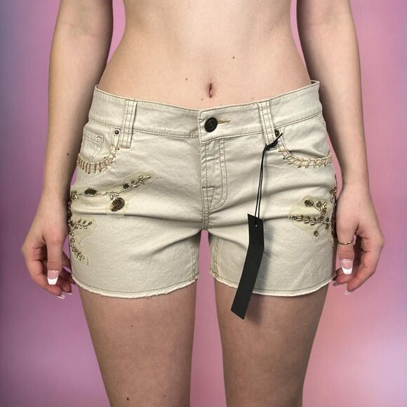 Embroidered, beaded and embellished floral beige shorts with brown details🎀 - Picture 4 of 8